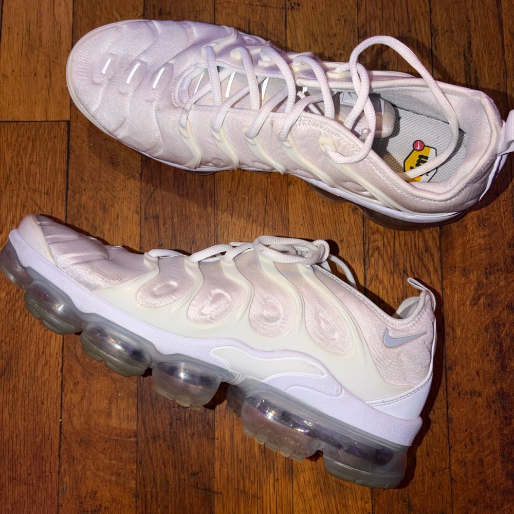Nike Air VaporMax Plus in Cream and White